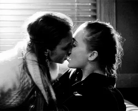 lesbian kissing porn gif