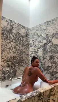 6'8 Tall Curvy Gorgeous 🇦🇺 Amazon Athlete.. <> Pro WNBA Star Player.. <>Earns more 💸 on OF..