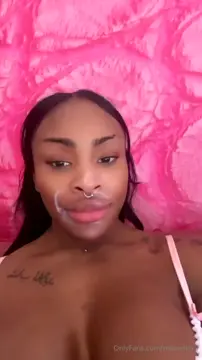 Ebony trans self sucks her sexy dick