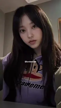 haerin shows tits
