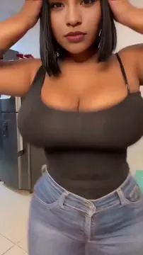 Huge Tits ebony shakes it