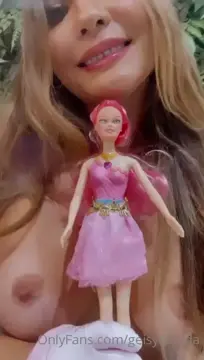 princesa_princesa-geisy-arruda-nua-esfregando-varinha-na-buceta-raspada