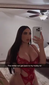 Cheating Latina wife sends sexy snap LEAKED