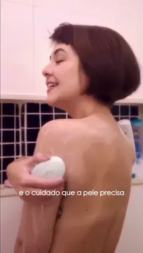 Klara Castanho pagando peitinho em comercial
