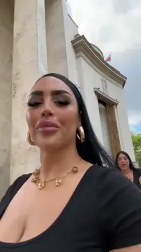 2 horny bimbos looking for someone to give a head