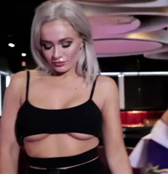 scarlett bordeaux sexy