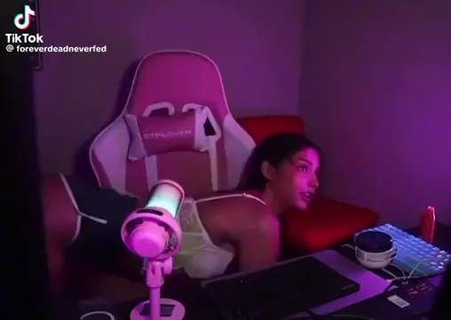 "imagine hitting these cheeks" streamer 🍑😩