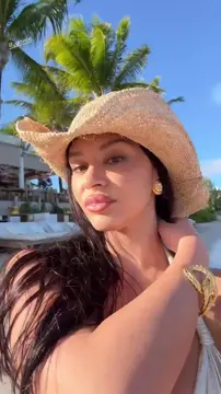 Daniela Rajic peituda puta de jogador