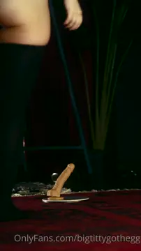 Re tetona brinca en dildos