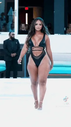 so thicc you can see her jiggle from the front