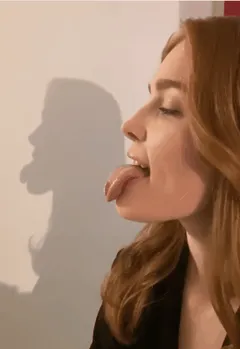 showing long tongue (jia lissa)