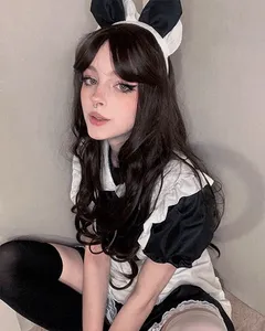 to get extra tips, she used her tiny hands to give special service to the customers of the hotel where she worked.