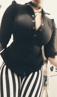 pop them big ass titties out