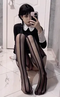 suisai uwu wednesday addams cosplay 2