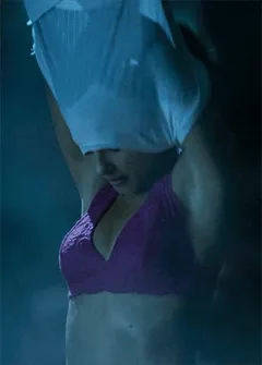 naomi scott (princess jasmine) strips her shirt