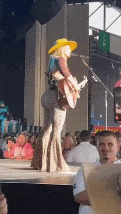 lainey wilson on stage with her big booty #10