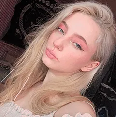 in spite of the people around her at the party, she kept drooling all over the penis of a guy she barely knew