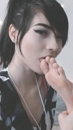 sexy goth sucks her toes