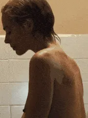 margot robbie shower
