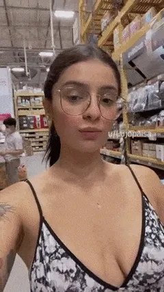 lujopaisa flashing tits in public