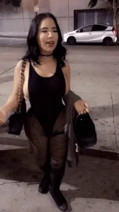 thicc babe shaking her fat booty.