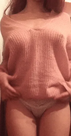 sweater lift, titty reveal