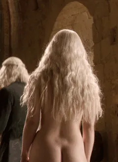 emilia clarkes ass looking delicious