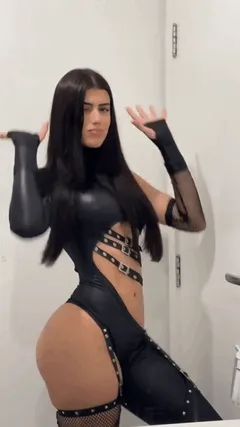 latina shaking ass dance