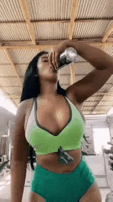 alejandra quiroz brunette