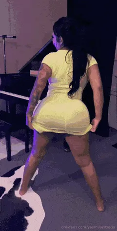 nice fat ass latina twerking and removing g-string