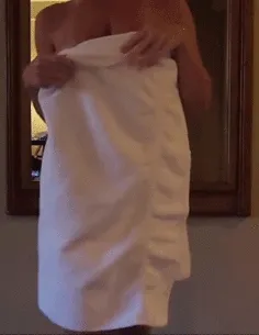 big natural tits drop towel to reveal pussy