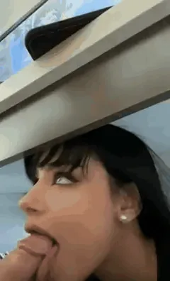 Goonette sucks him off while he’s gaming