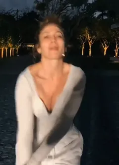 jennifer lopez scuote le tette