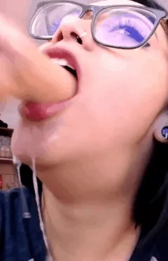 bonnie thoating her dildo