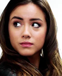 chloe bennet -4/92 -5'6''- 32-24-34''-32c-bra - 121lbs -7-shoe, chicago babe cunnilingus! -yum! yum!