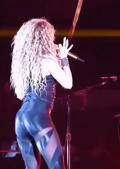shakira shaking her ass in ultra slow motion - 5