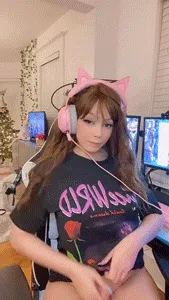 gamergirl flashing the goods