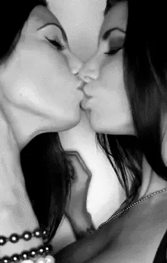 lesbian kissing hot