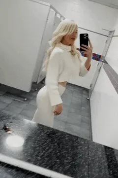 public restroom flashing selfie