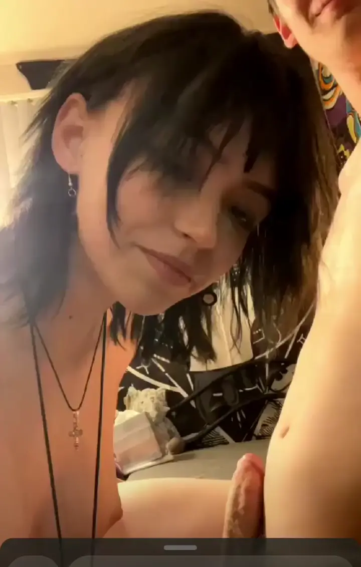 Alt teen gives friend a blowjob for snap