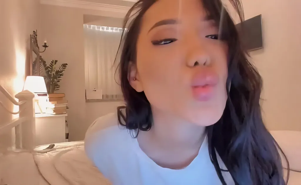 ASIAN AMATEUR LEAKS SQUIRTING ABG CAMGIRL BABE915