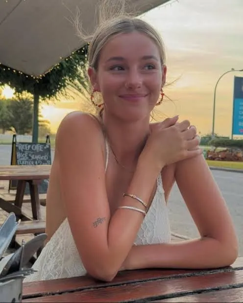 HOTBABE AMATEUR LEAKS GRINDING HARD ON TOP BABE904