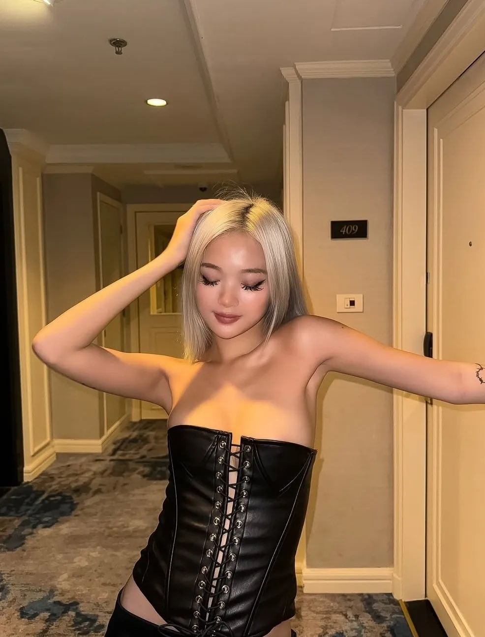 ASIAN AMATEUR LEAKS RAVE GIRL RIDING MASSIVE DILDO BABE907